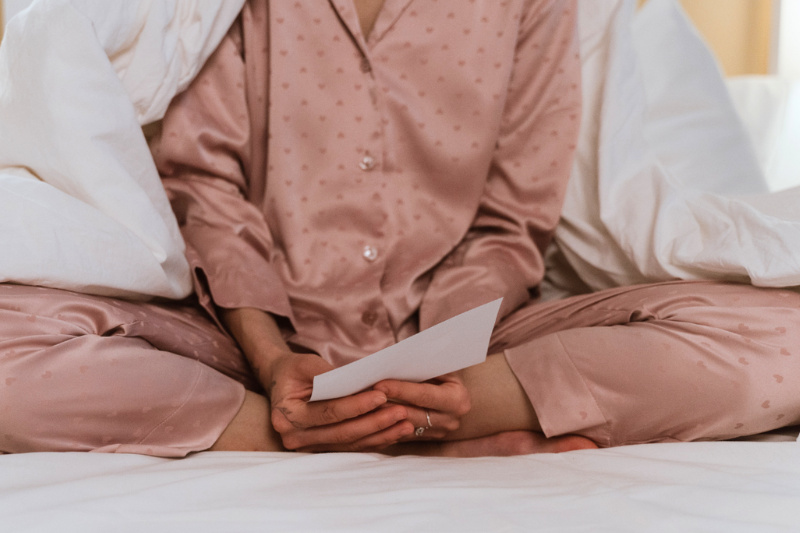 Jak Wybrać Idealny Materiał na Piżamę? Porównanie Bawełny, Polaru, Weluru, Satyny i Innych