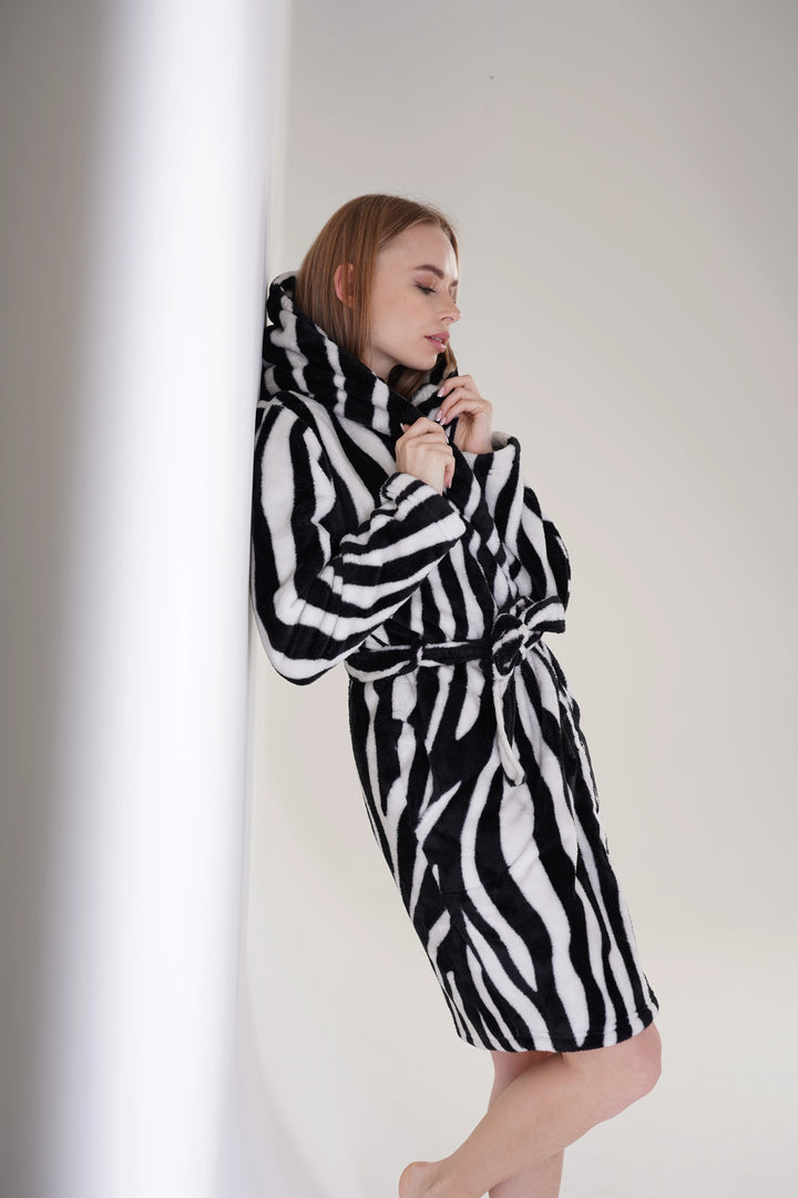 Szlafrok damski Vienetta Striped Serenity, czarno-biały, r. S-L image 6