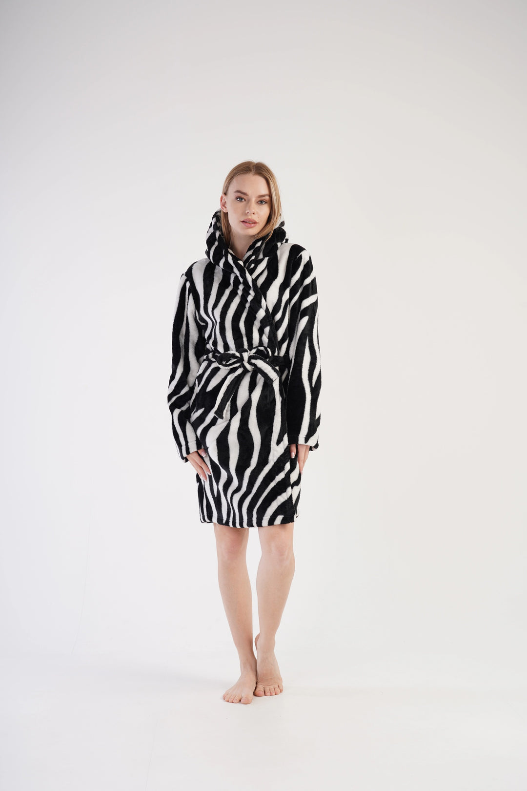 Szlafrok damski Vienetta Striped Serenity, czarno-biały, r. S-L