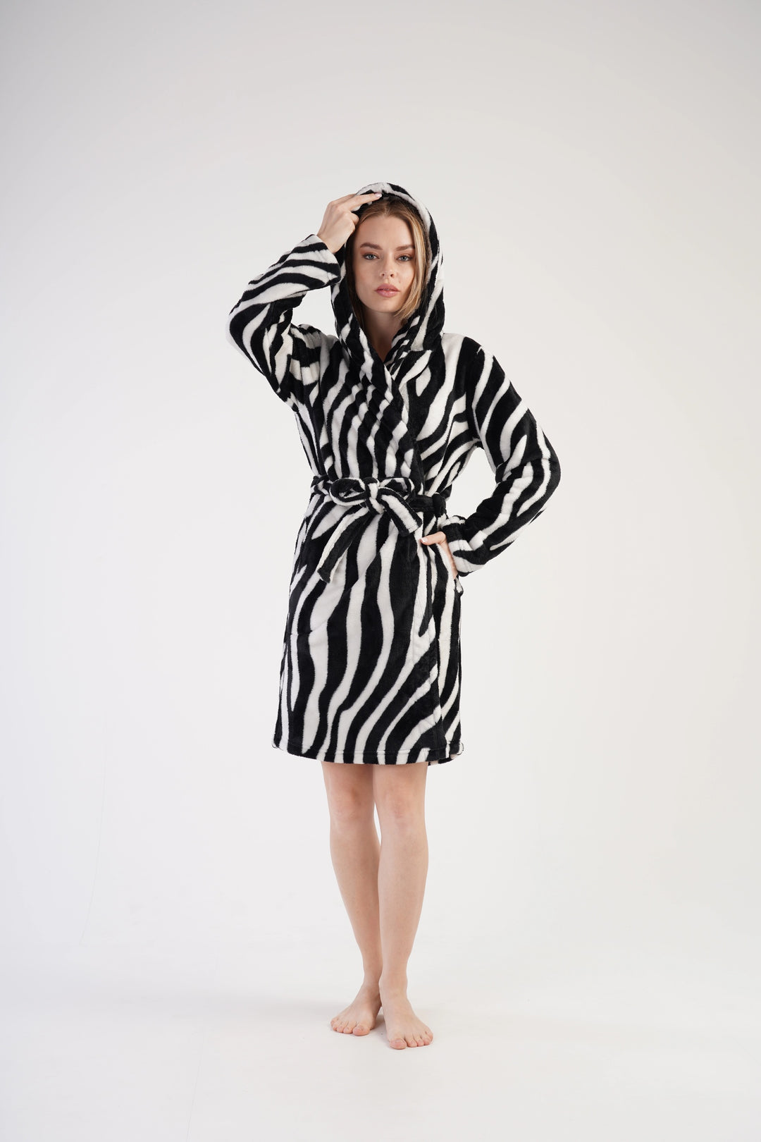 Szlafrok damski Vienetta Striped Serenity, czarno-biały, r. S-L